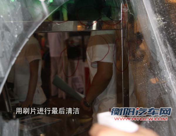 用刮片清洗处理过的玻璃表面