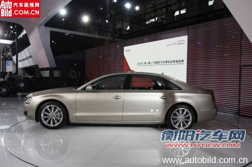 奥迪A8L侧身