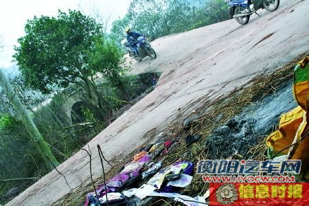 救人现场仍然留下当时生火取暖的痕迹。