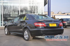 奔驰E级长轴距E300L 时尚型尊贵版(加长版)侧后45°图片