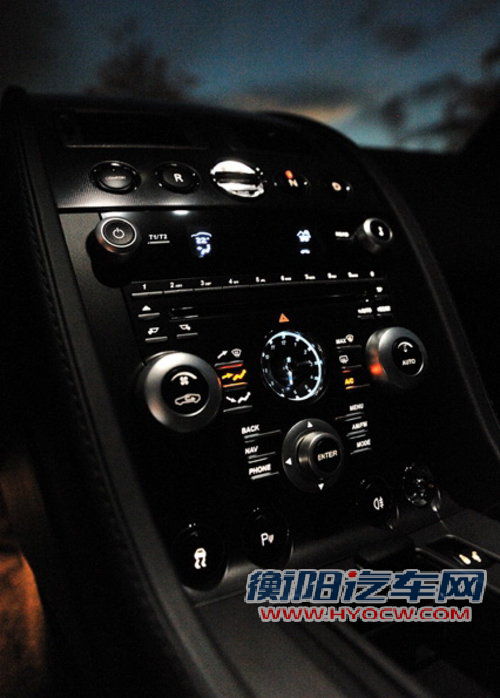 阿斯顿-马丁 V8 Vantage
