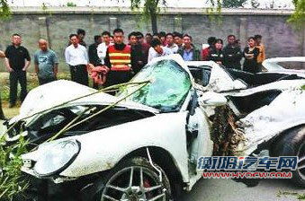撞树栽进水渠 保时捷车身变V形 车毁人亡