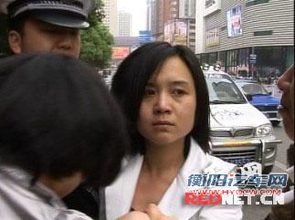 女子开无牌车被曝光 连扇记者多个耳光