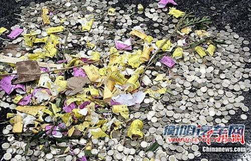 意大利运钞车侧翻 200万欧元被哄抢(图)