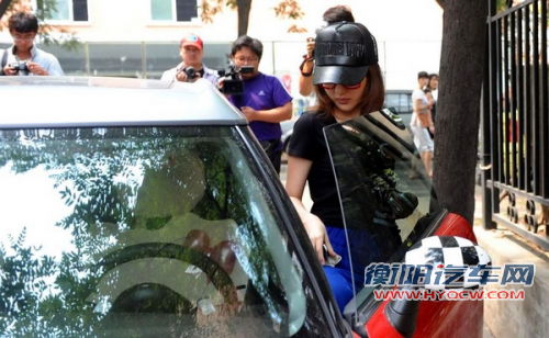 郭美美开mini到派出所报案 称不堪骚扰
