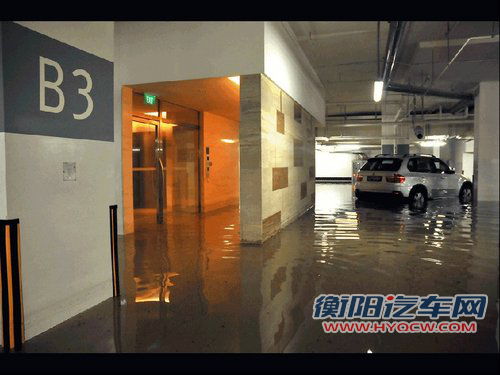 水淹地下车场 各种超跑损失惨重价值千万