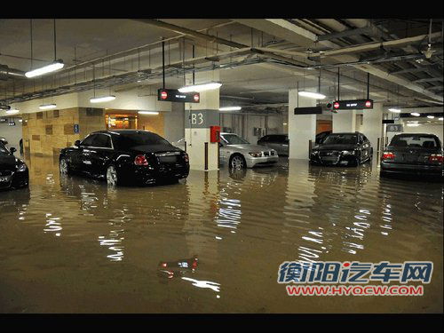 水淹地下车场 各种超跑损失惨重价值千万