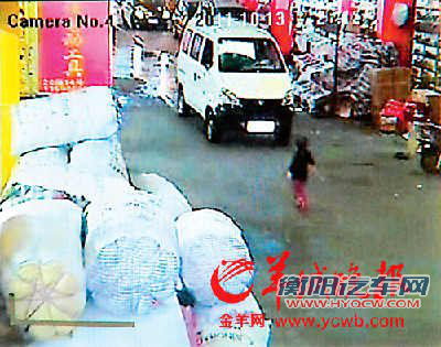 小悦悦走在路上