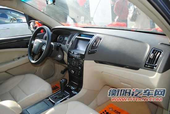T型中控台更加精致动感 T型中控台更加精致动感