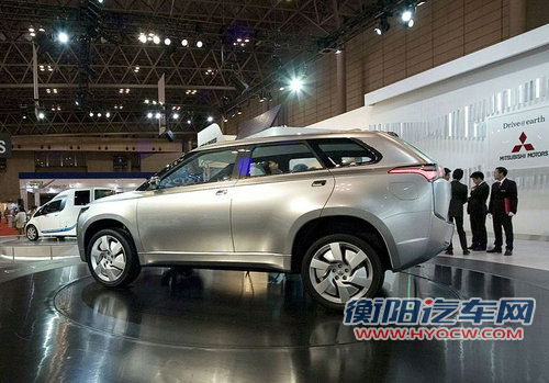 三菱欧蓝德插电式混动跨界车 2013年亮相