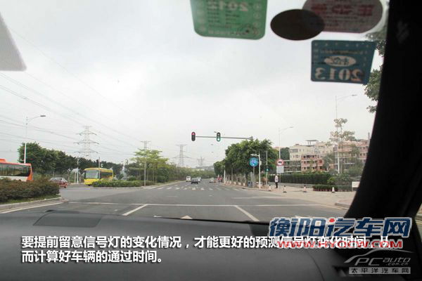 闯黄灯需慎重！安全通过交通路口更重要