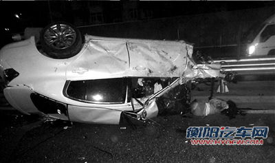 北京一辆英菲尼迪车撞护栏侧翻致2死4伤