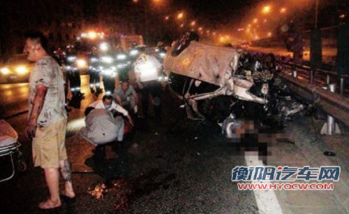 北京一辆英菲尼迪车撞护栏侧翻致2死4伤