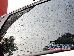 雨季行车多烦恼 爱卡教您去除侧窗雨水