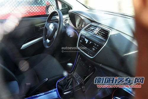 变化明显/依旧运动 铃木新SX4内饰曝光 汽车之家