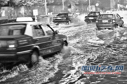 多雨季节如何行车 车辆浸水理赔全解析