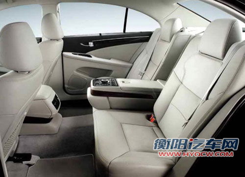 2012款红旗H7后排空间