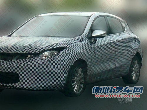 1.5T+6AT/或明年上市 长安逸动两厢谍照