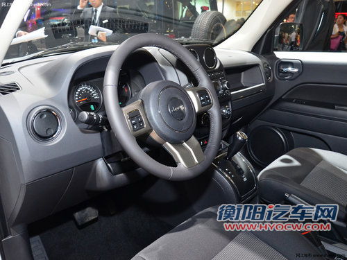 2013款Jeep自由客 售价24.59-27.09万元