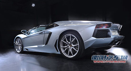 Aventador LP 700-4 Roadster亮相