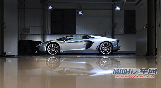 Aventador LP 700-4 Roadster亮相