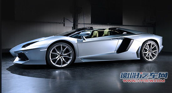 Aventador LP 700-4 Roadster亮相