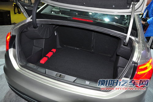 宽敞的后备箱，且加装隔音棉