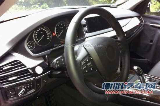 日前，宝马全新一代X5（代号F15）的轻度伪装谍照被曝光出来，其中包括了M-Pack套件版以及普通版车型，更多的外观设计细节浮出水面