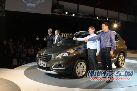 图为东风标致3008发布现场嘉宾合影